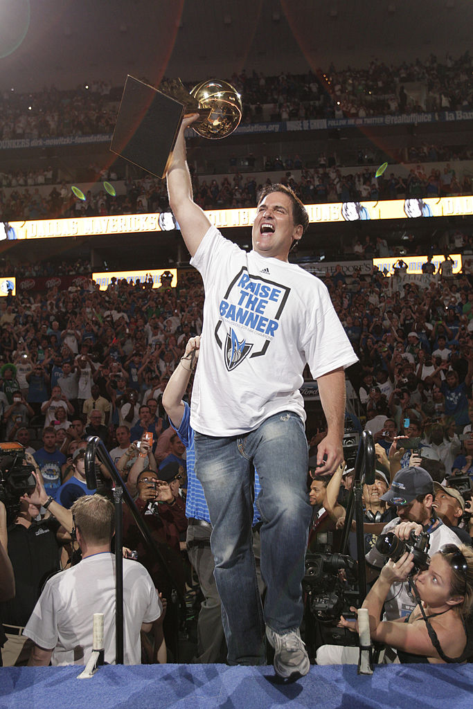 Mark Cuban hoists NBA championship trophy in 2011.