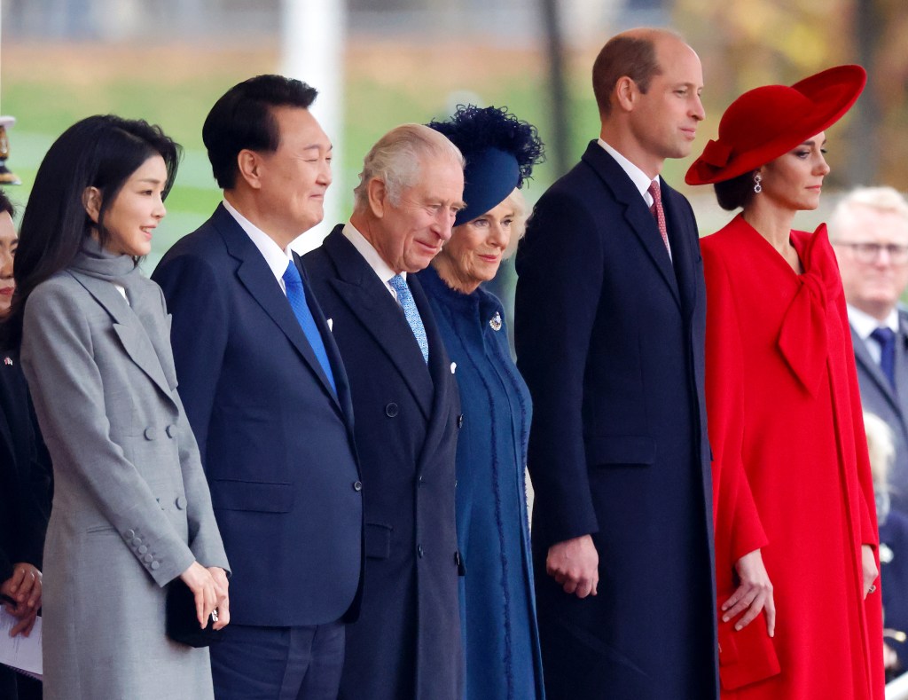 LONDON, UNITED KINGDOM - NOVEMBER 21: (EMBARGOED FOR PUBLICATION IN UK NEWSPAPERS UNTIL 24 HOURS AFTER CREATE DATE AND TIME) First Lady of South Korea, Kim Keon Hee, President of South Korea, Yoon Suk Yeol, King Charles III, Queen Camilla, Prince William, Prince of Wales and Catherine, Princess of Wales attend a ceremonial welcome, at Horse Guards Parade, for the President and the First Lady of the Republic of Korea on day 1 of their state visit on November 21, 2023 in London, England. King Charles is hosting Korean President Yoon Suk Yeol and his wife Kim Keon Hee on a state visit from November 21-23. It is the second incoming state visit hosted by the King during his reign.(Photo by Max Mumby/Indigo/Getty Images)