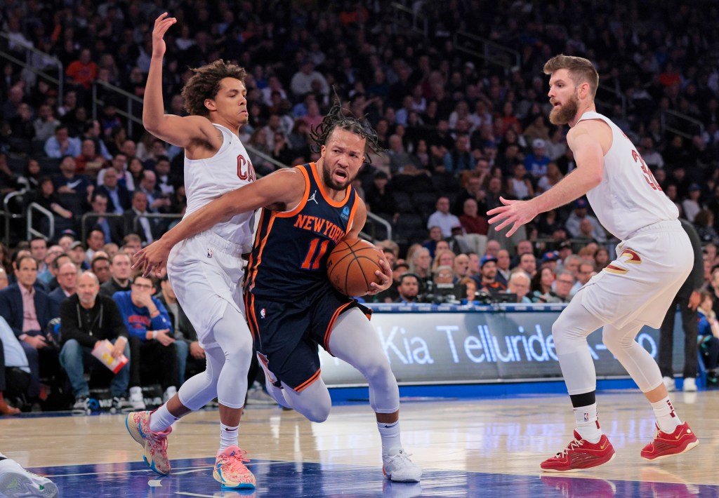 Jalen Brunson drives to the basket against the Cavaliers.