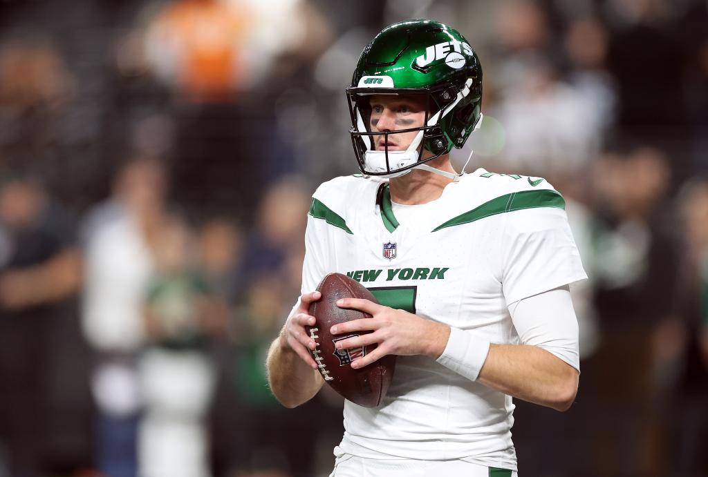 Jets backup quarterback Tim Boyle warms up before a game against the Raiders on Nov. 12, 2023.