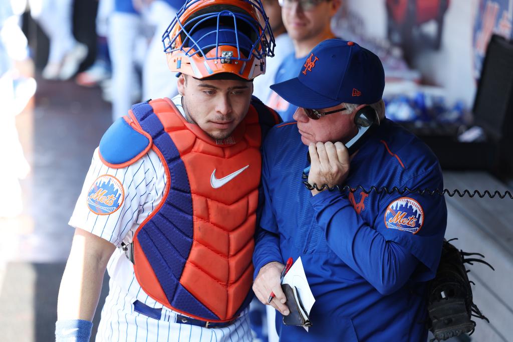 Francisco Alvarez talks with Mets manager Buck Showalter in the dugout during the 2023 season.