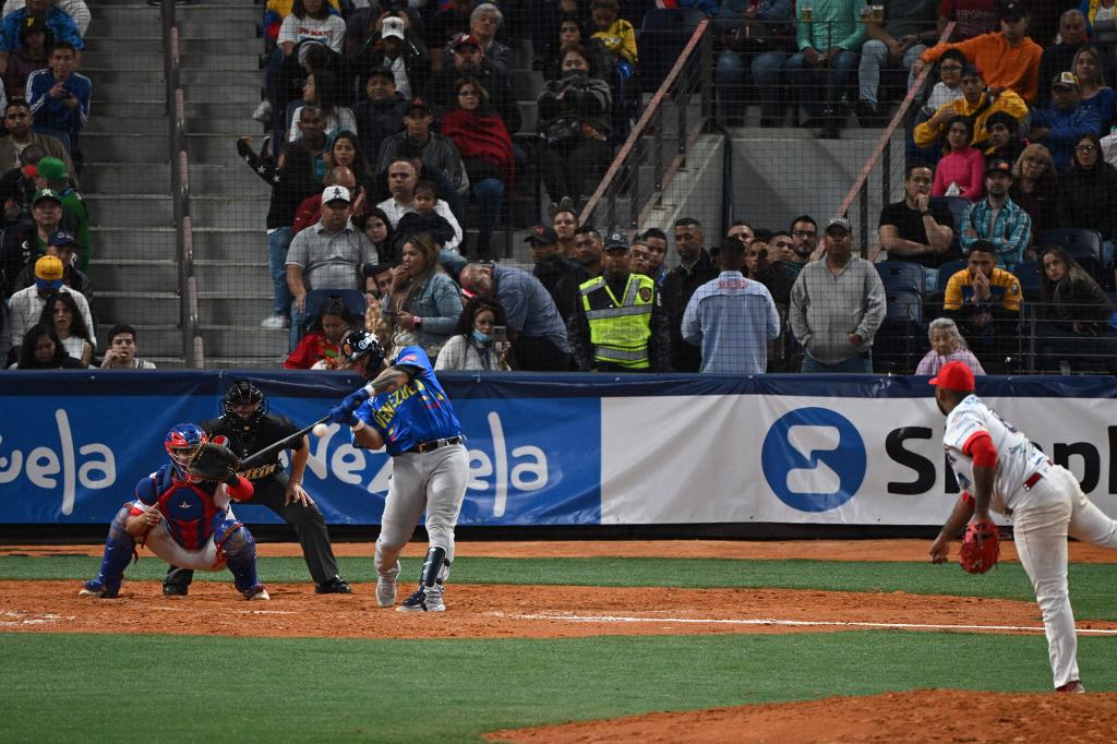 Wilson Ramos bats for Venezuela's Leones del Caracas against Panama's Federales de Chiriqui during the 2023 Caribbean Series.