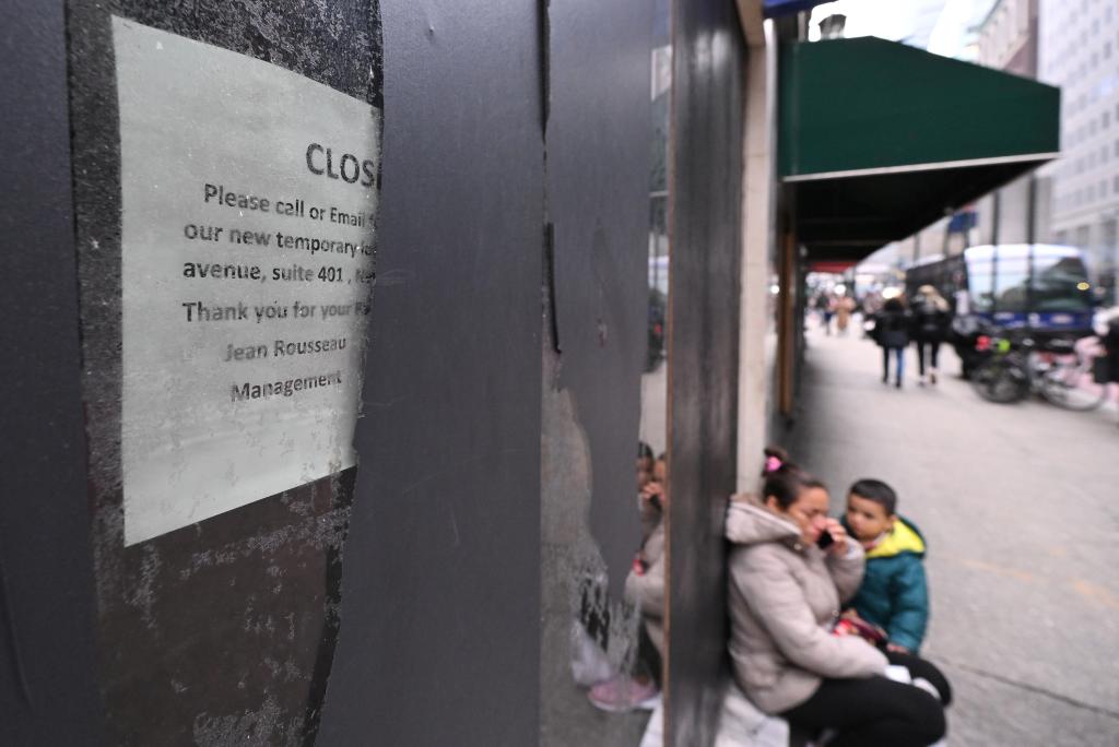 A store closure sign.