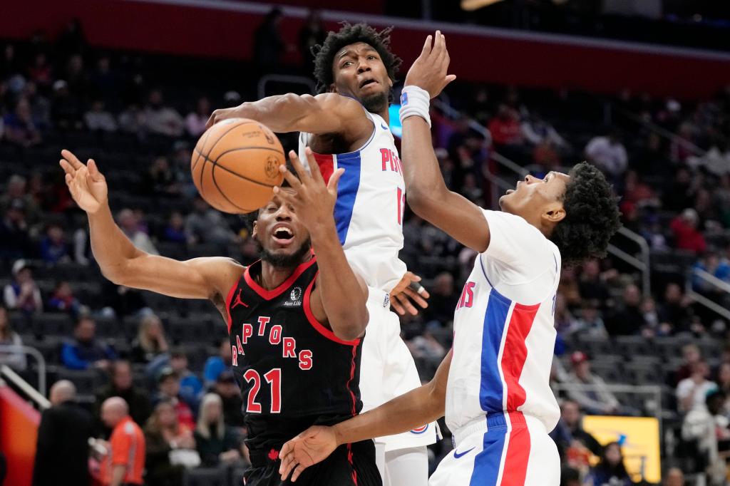 James Wiseman blocks Thaddeus Young's shot during the Pistons' losing streak-busting victory.