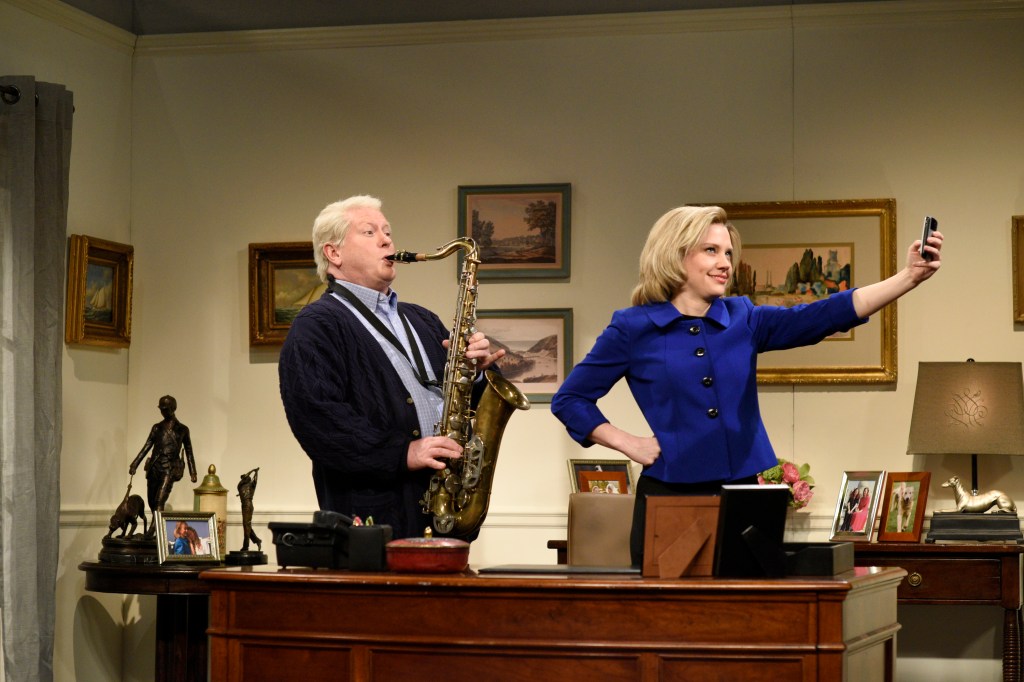 Darrell Hammond as Bill Clinton and Kate McKinnon as Hillary. 