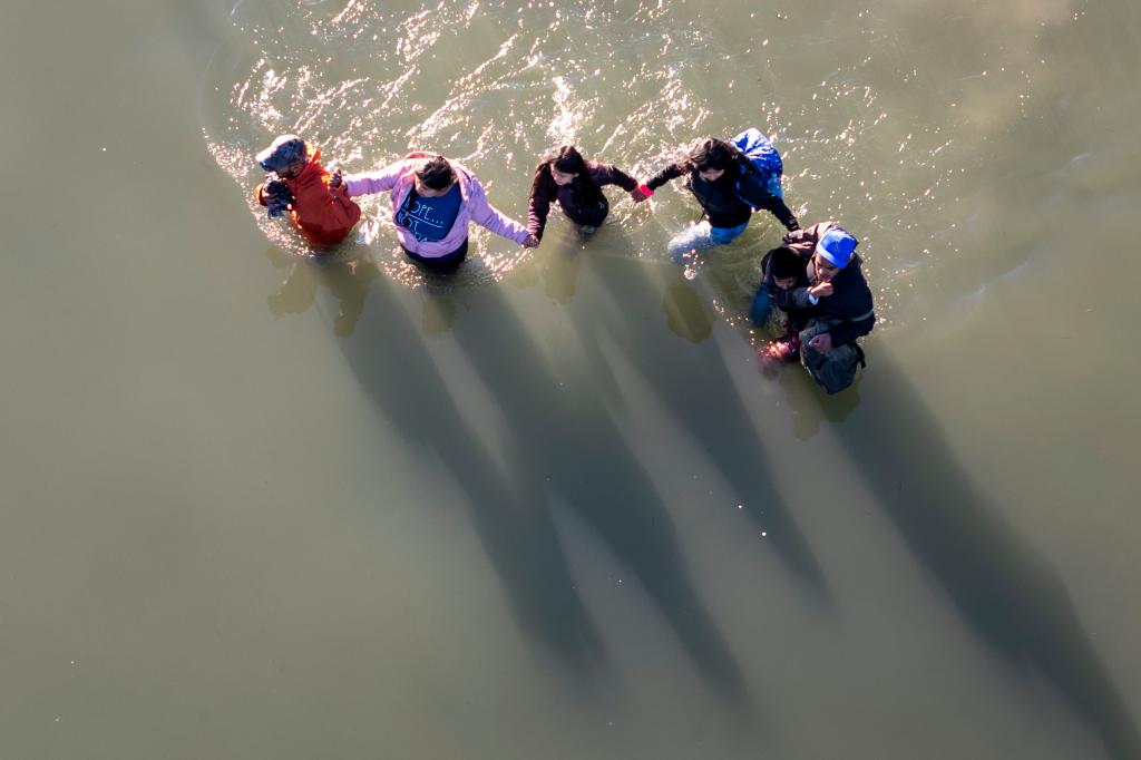 People crossing the Rio Grande  