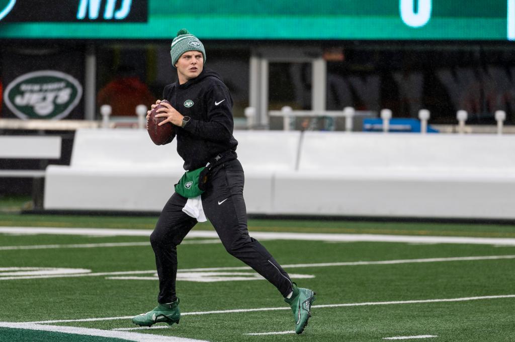 Zach Wilson throws before the Jets' loss to the Falcons.