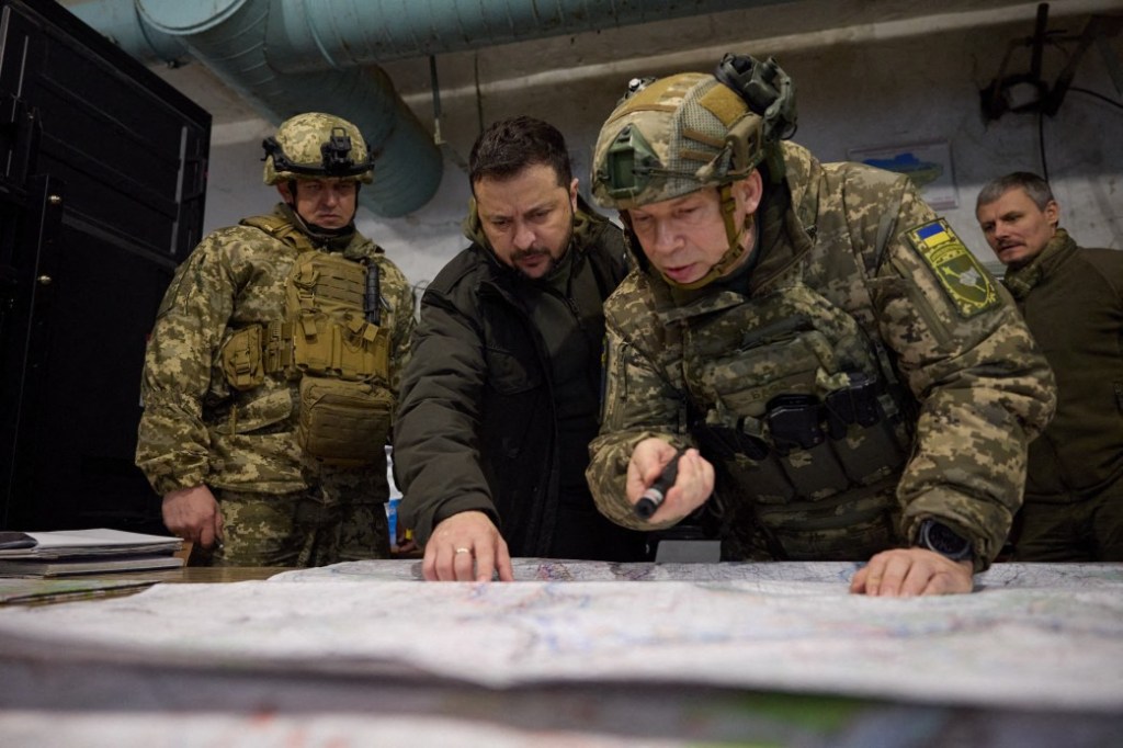This handout photograph taken and released by the Ukrainian Presidential Press Service on November 30, 2023 shows Ukrainian President Volodymyr Zelensky (C-L) and Colonel General Oleksandr Syrskyi (C-R) visiting of Ukraine's army command post in Kupiansk, Kharkiv region.
