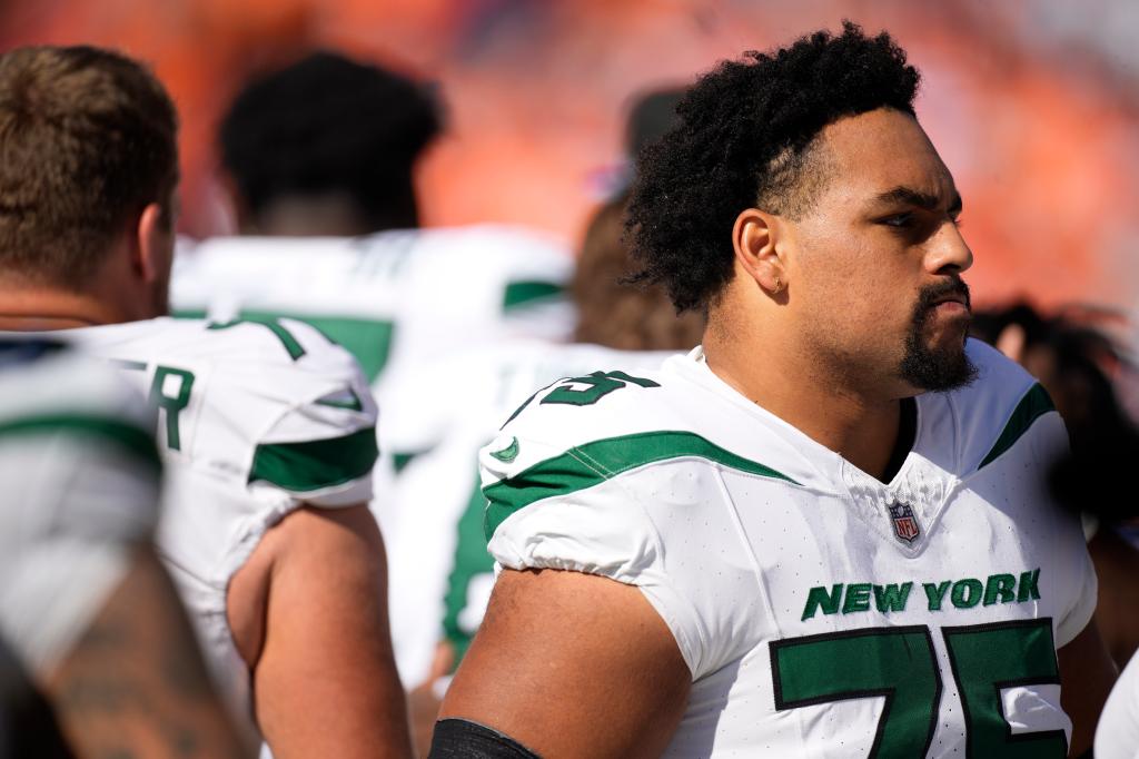 New York Jets guard Alijah Vera-Tucker (75) playing football in a match against Broncos in Denver on Oct. 8, 2023.