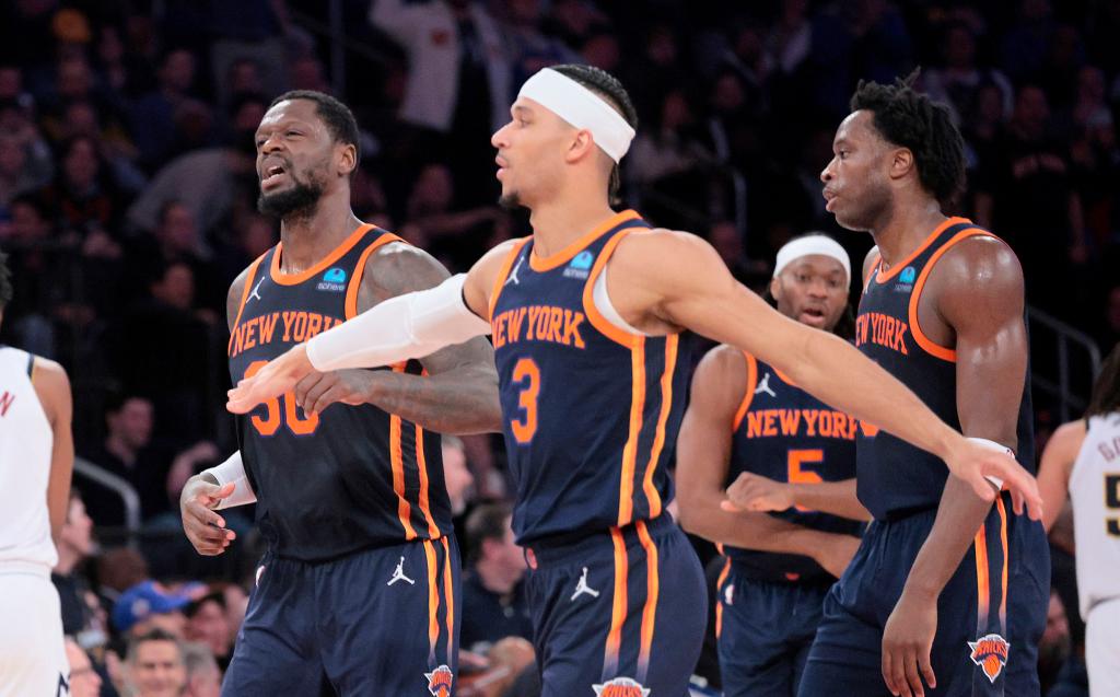 Josh Hart (center) greets Julius Randle (left) during the third quarter of the Knicks' win.