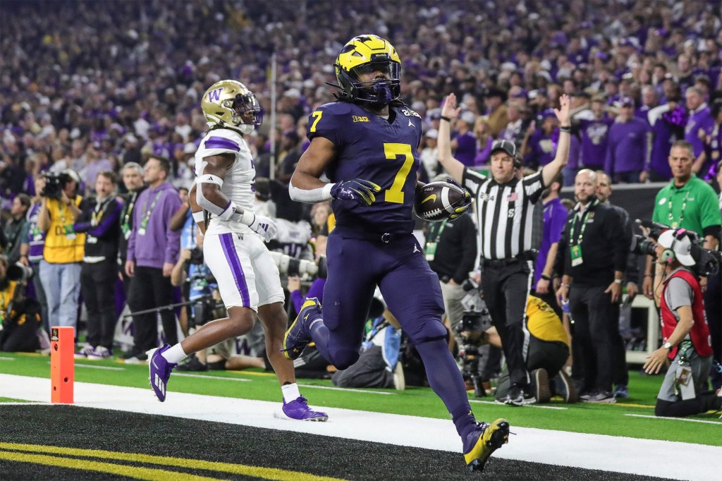 Donovan Edwards' two rushing touchdowns in the first quarter helped Michigan take an early lead against Washington.