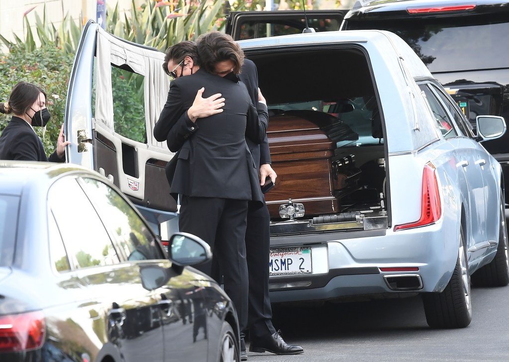 John Stamos and John Mayer embrace at Mount Sinai funeral home in L.A. on January 14, 2022.