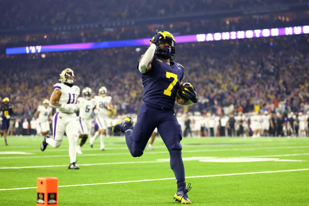 Michigan Wolverines running back Donovan Edwards (7) runs with the ball for a touchdown against the Washington Huskies during the first quarter.