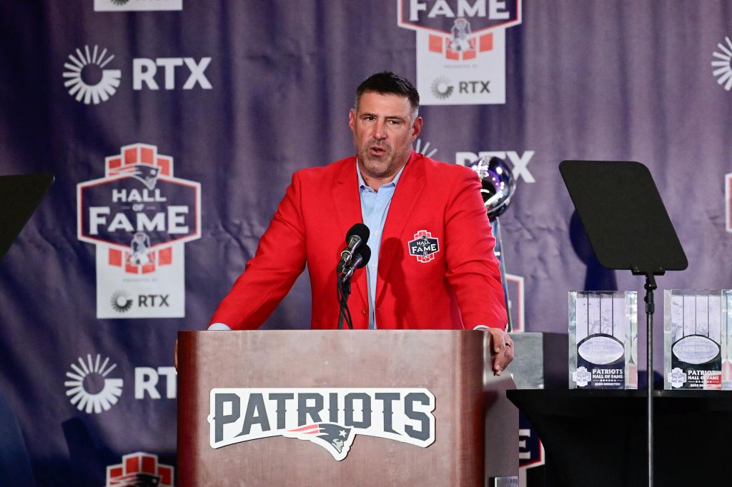 Mike Vrabel during his introduction into the Patriots' Hall of Fame.