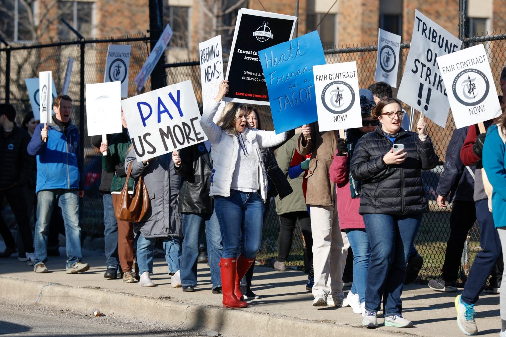 Chicago Tribune staffers picketing on Thursday.