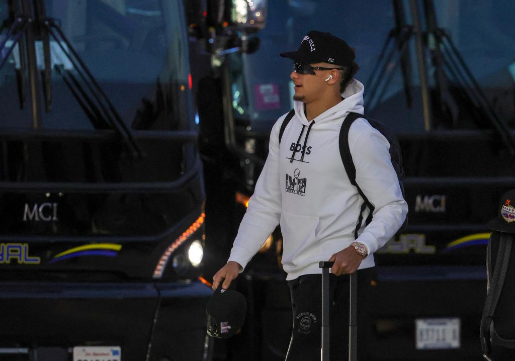 Quarterback Patrick Mahomes arrives in Las Vegas carrying luggage wearing a hat and sunglasses ahead of Super Bowl LVIII game between Chiefs and 49ers.