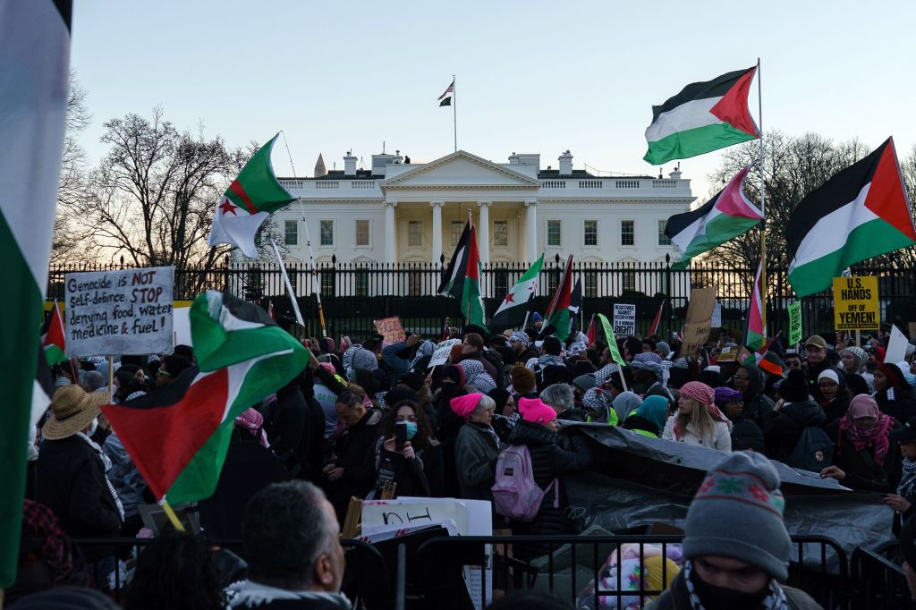 Palestinians  protesting in front of the White House.