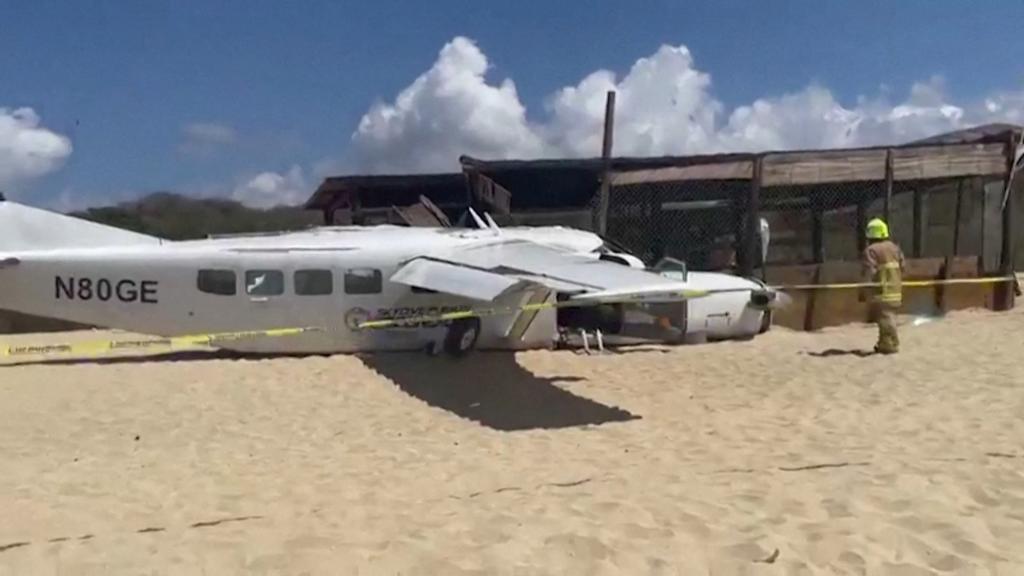 A 62-year-old man has been killed on a beach in Mexico after a plane carrying four Canadian skydivers made an emergency landing there, officials say. 