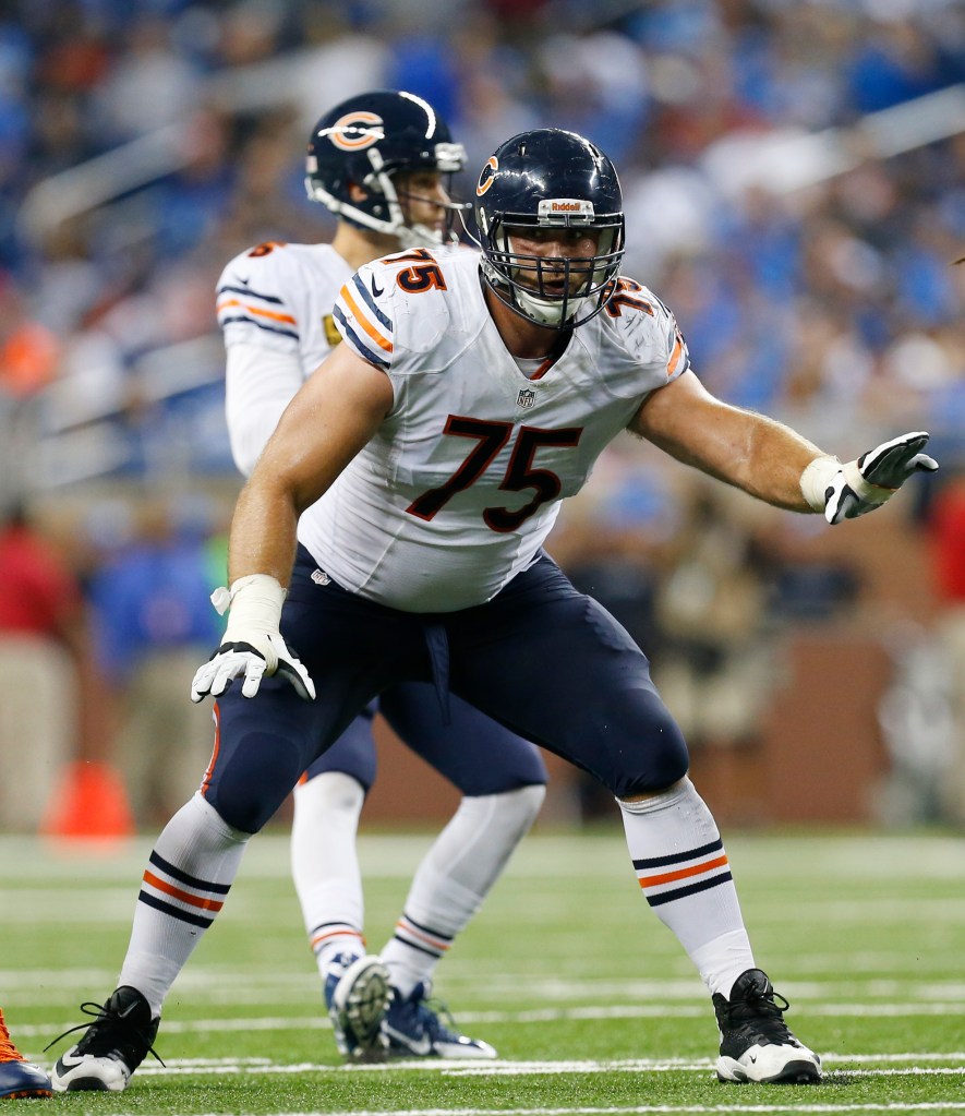 Chris Long blocks for Jay Cutler.