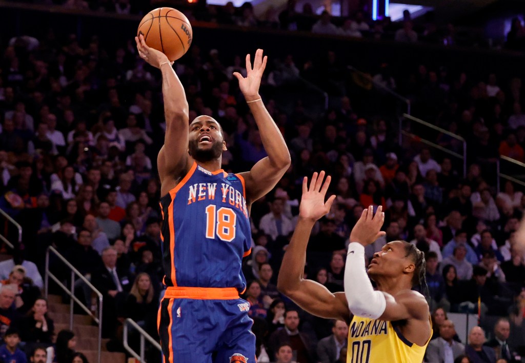 Alec Burks, who scored 22 points, puts up a shot as Bennedict Mathurin defends during the Knicks' 125-111 loss to the Pacers.