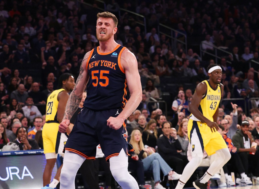 Isaiah Hartenstein, who had 12 points and 19 rebounds, celebrates during the Knicks' victory.