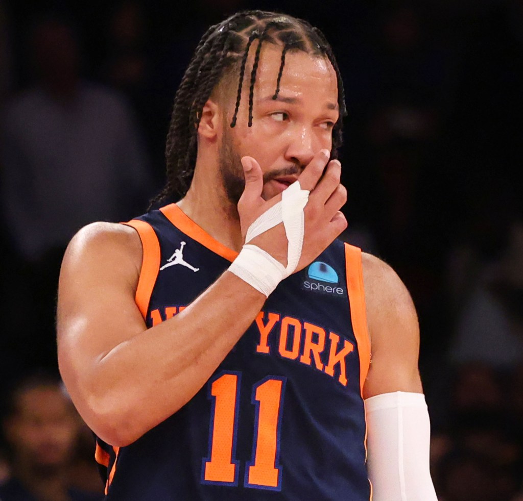 Jalen Brunson tend to his swollen right eye after he was hit on a play that wasn't called a foul late in the fourth quarter of the Knicks' win.