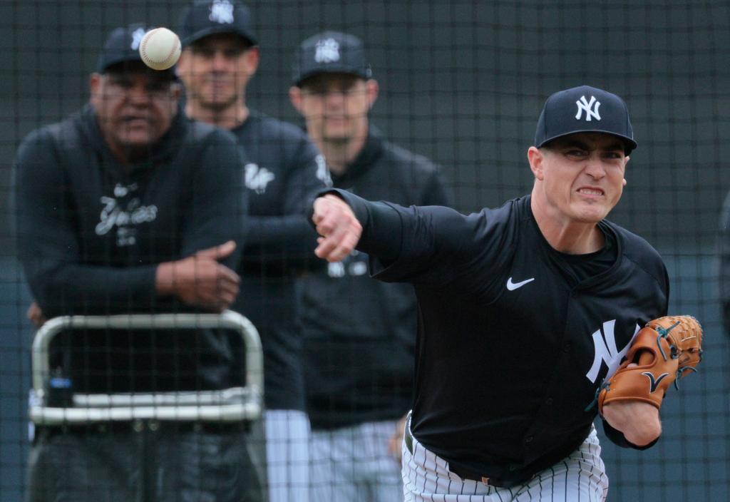 Ron Marinaccio delivers a pitch during Yankees' spring training practice.