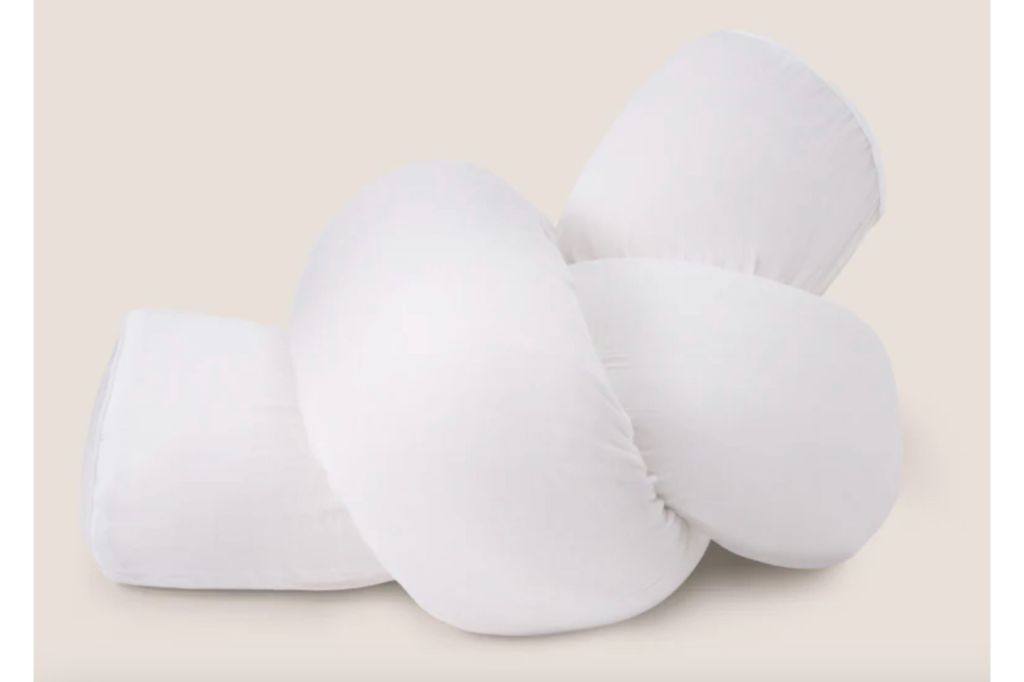 Best Pillows Reviewed - a white pillow with a knot