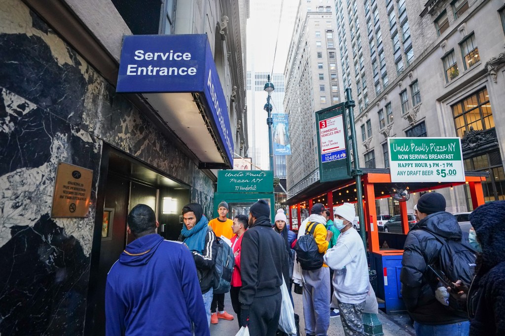 Just arriving from New Jersey, a group of single individual migrants arrived to the entrance to the Roosevelt Hotel.