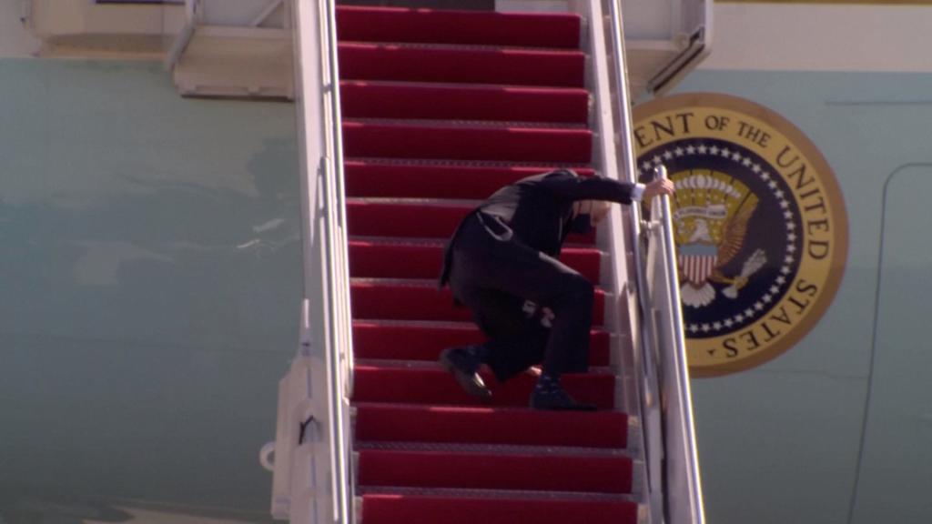 Prssident Joe Biden falls on the steps of Air Force One.