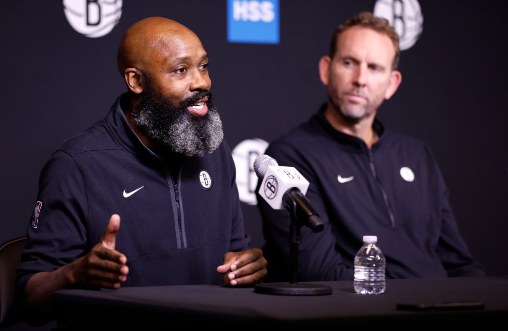 Nets GM Sean Marks (r.) and Jacque Vaughn (l.)