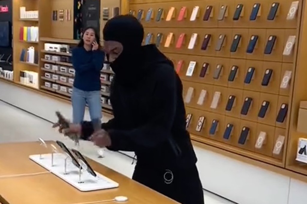 A person in black mask stealing iPhones at an Apple Store. (@bustdowncorn/LOCAL NEWS X /TMX)