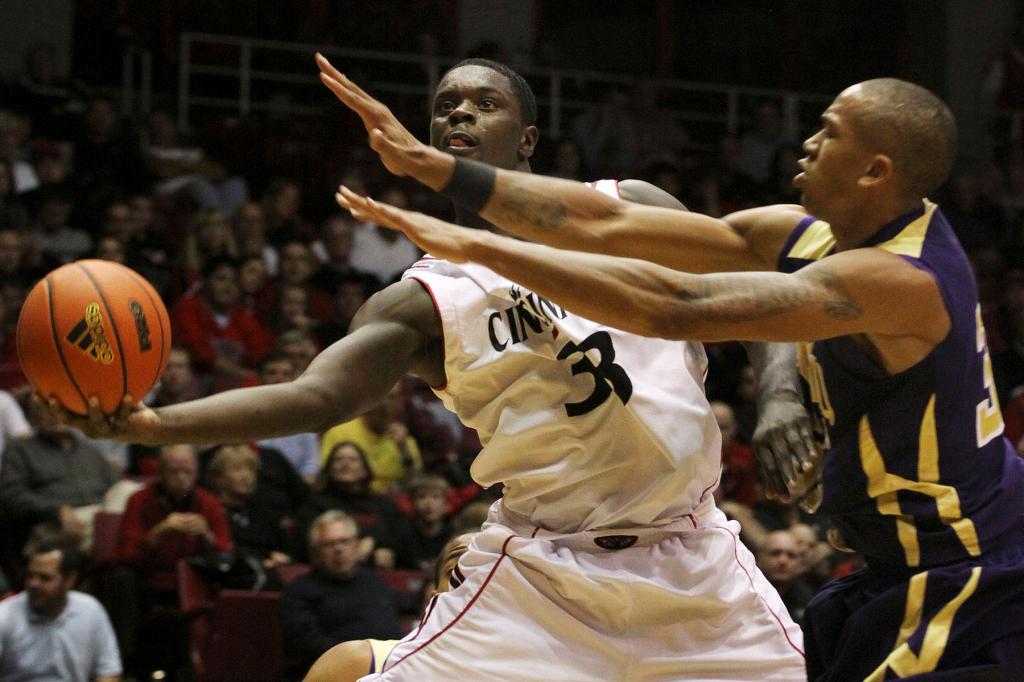 Cincinnati's Lance Stephenson tries to shoot past Prairie View's Darnell Hugee, right, in the first half of their NCAA college basketball game at the University of Cincinnati Monday Nov. 16, 2009 in Cincinnati.