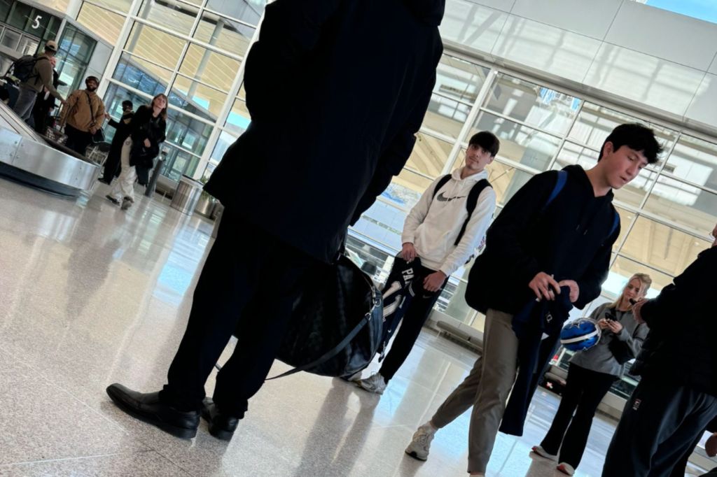 Micah Parsons shows fans waiting for him in the airport.