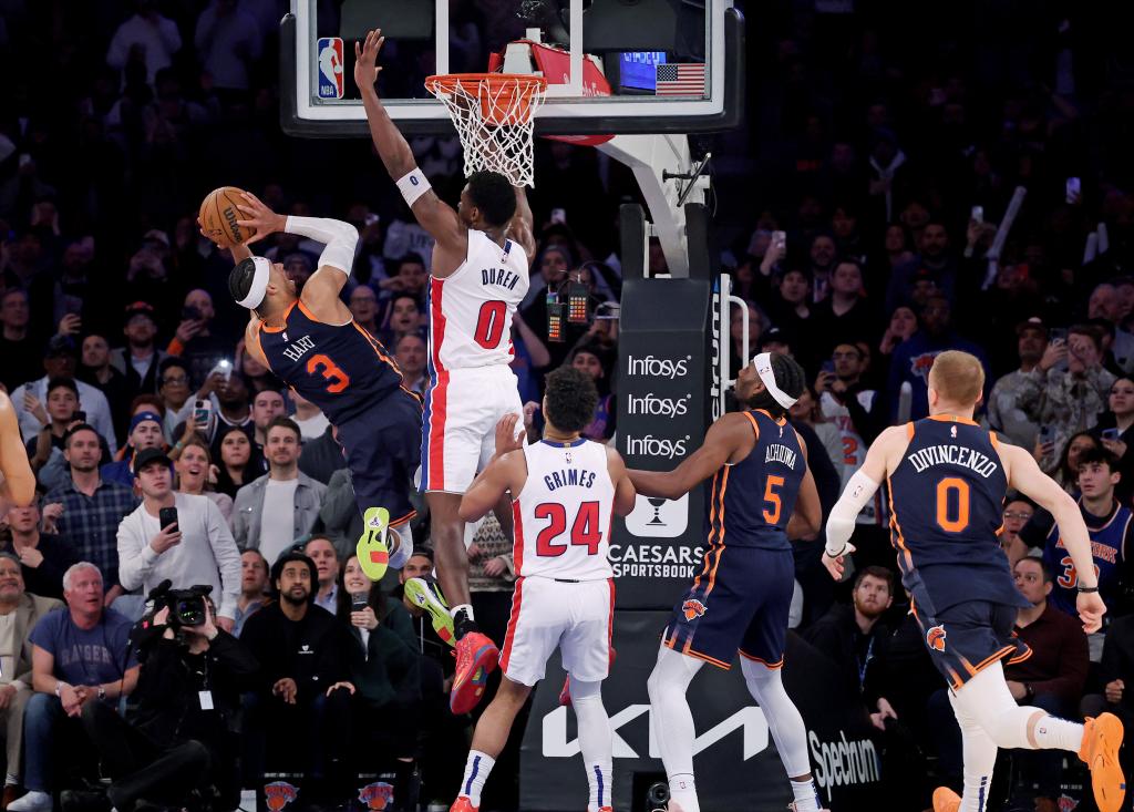Knicks guard Josh Hart puts up the game winning shot as Detroit Pistons center Jalen Duren (0) tries to defend late during the fourth quarter on Monday night.