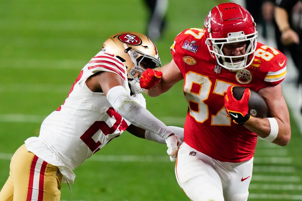 Chiefs tight end Travis Kelce (87) runs after a catch against Kansas City Chiefs safety Chamarri Conner