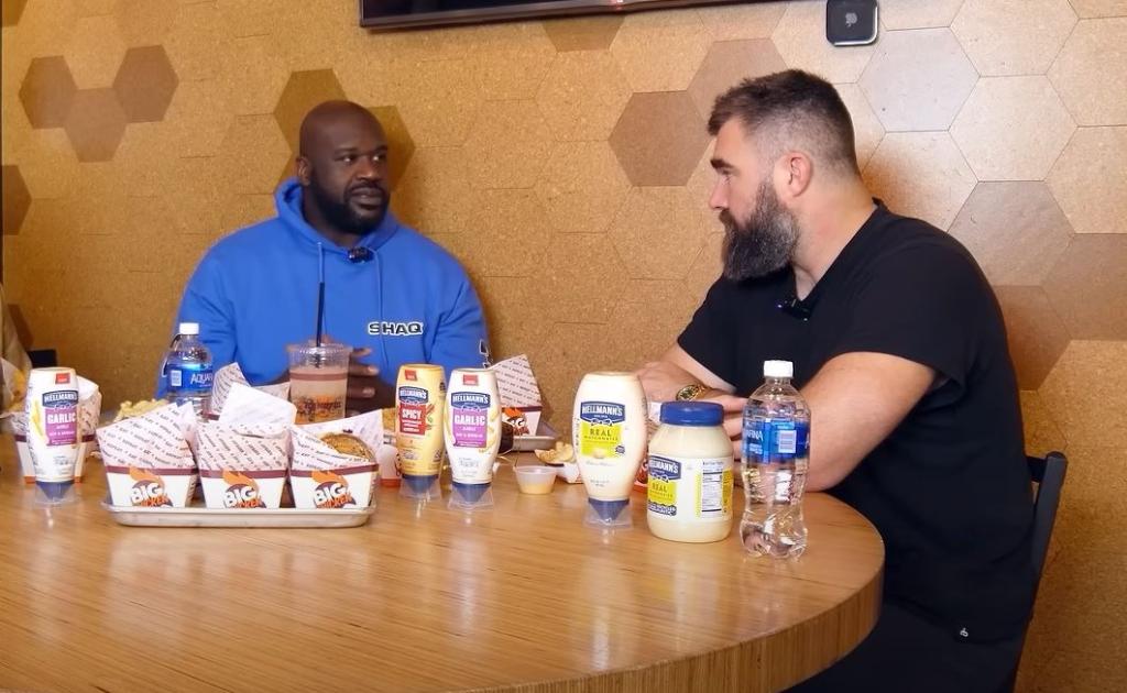 Shaq (l.) and Jason Kelce (r.) on "The Big Podcast with Shaq."