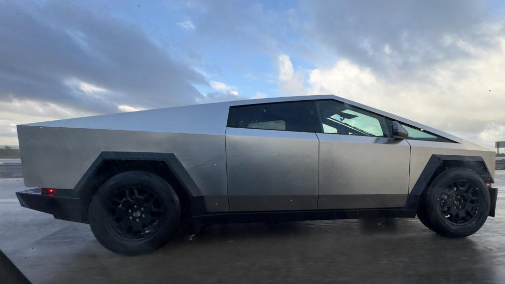 The Tesla owner said he brought his truck to a service facility and that they washed the exterior to ensure the marks were not merely "specks of dirt" but actual rusting.