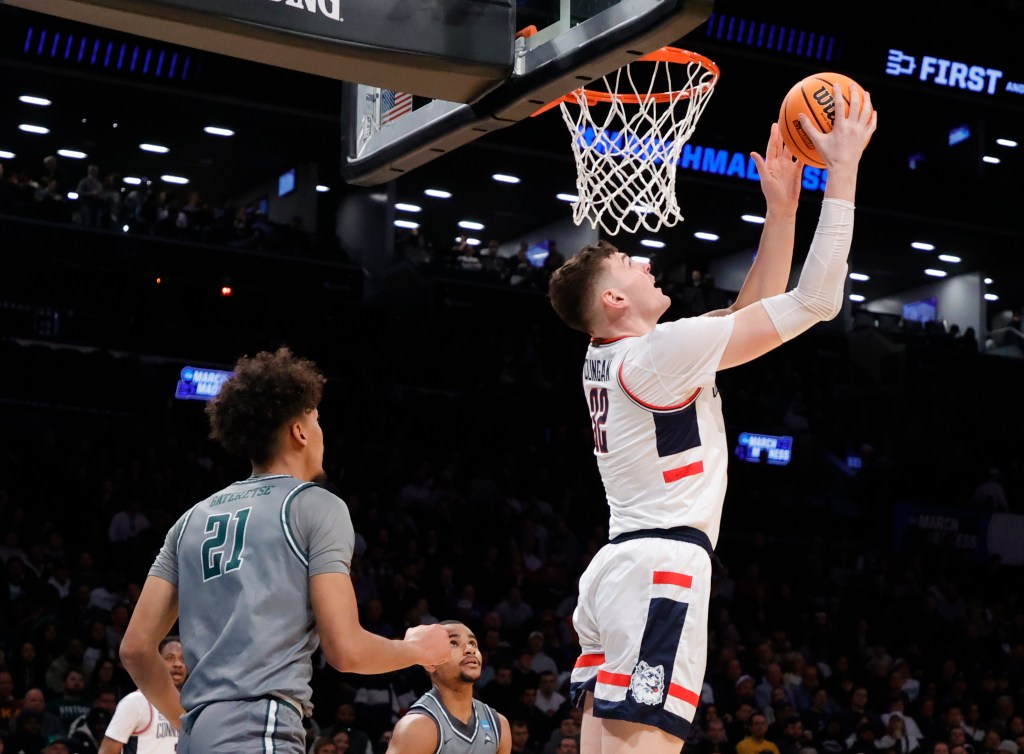 Connecticut Huskies center Donovan Clingan (C) puts up a shot past a defending Stetson Hatters center Aubin Gateretse 