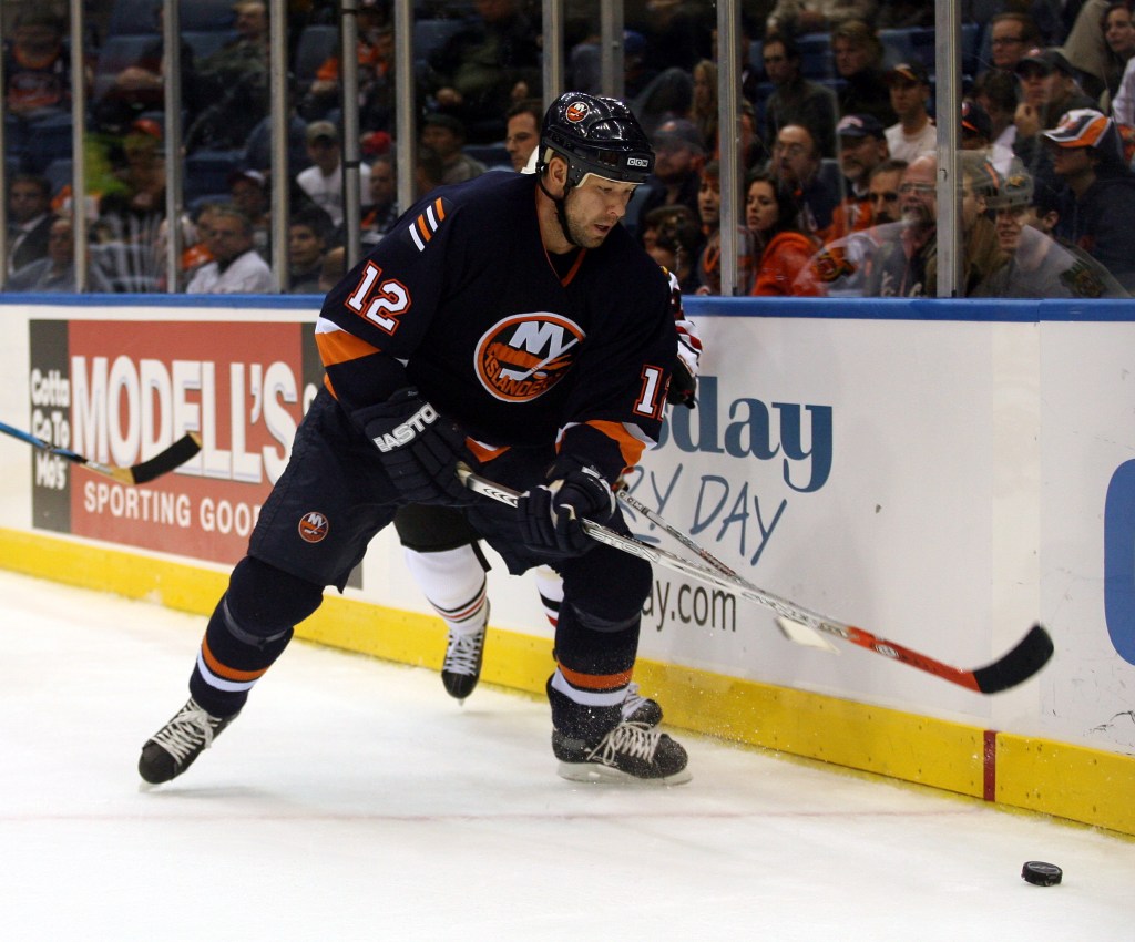 Chris Simon playing with the Islanders