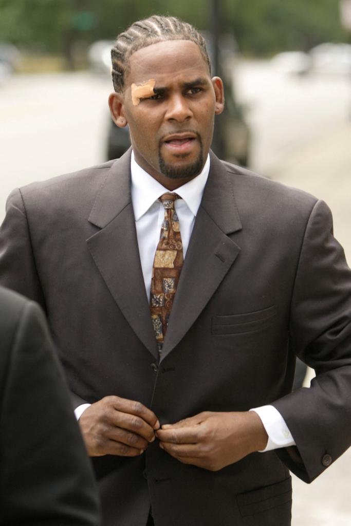 R. Kelly, in a suit, with a patch on his eye, arriving at Cook County Courthouse in Chicago in 2005, facing trial on charges of child pornography.