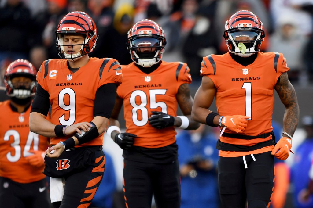 Tee Higgins (85) alongside Joe Burrow (l) and Ja'Marr Chase (r).