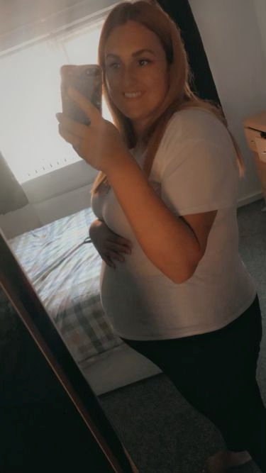 Kelly Redhead when she was pregnant