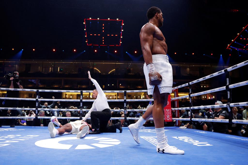 Anthony Joshua knocks down Francis Ngannou.