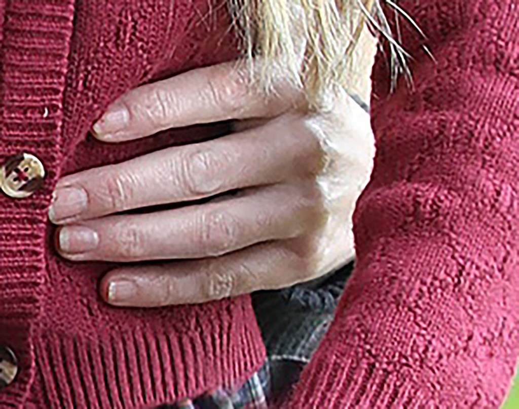 Kate's left hand looks bare without rings 