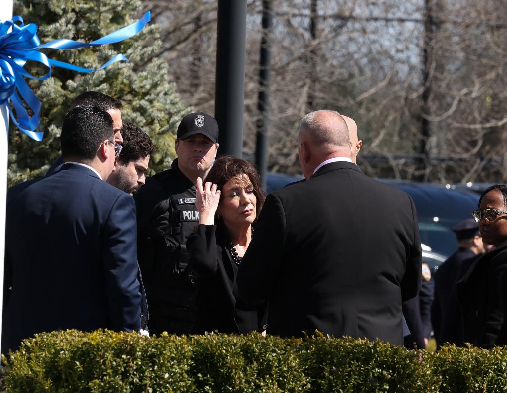 Gov. Hochul confronted by mourner at NYPD Officer Jonathan Diller's wake, crowd applauds as she leaves