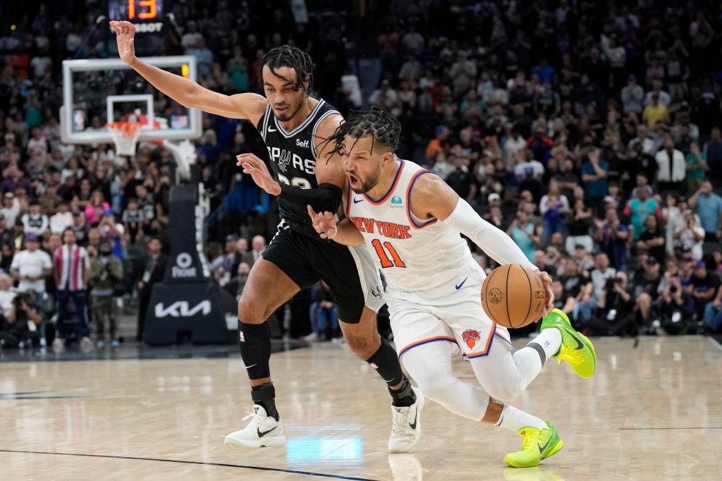 New York Knicks guard Jalen Brunson (11) drives to the basket while defended by San Antonio Spurs guard Tre Jones