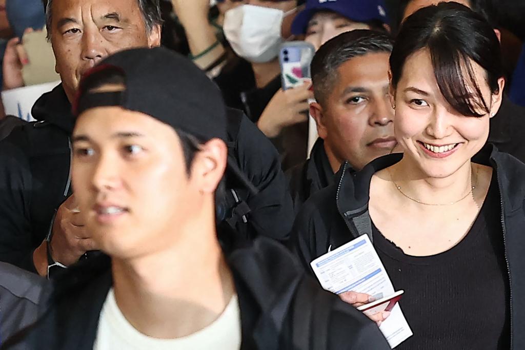 Mamiko Tanaka (R), wife of Los Angeles Dodgers Shohei Ohtani (L), arrives with the baseball team's players at Incheon International Airport in Incheon on March 15, 2024, ahead of the 2024 MLB Seoul Series baseball games between Los Angeles Dodgers and San Diego Padres. 