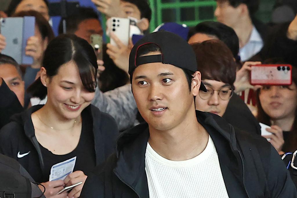 Los Angeles Dodgers Shohei Ohtani (C) arrives with his wife Mamiko Tanaka (L) and his team's players at Incheon International Airport in Incheon on March 15, 2024, ahead of the 2024 MLB Seoul Series baseball games between Los Angeles Dodgers and San Diego Padres. 