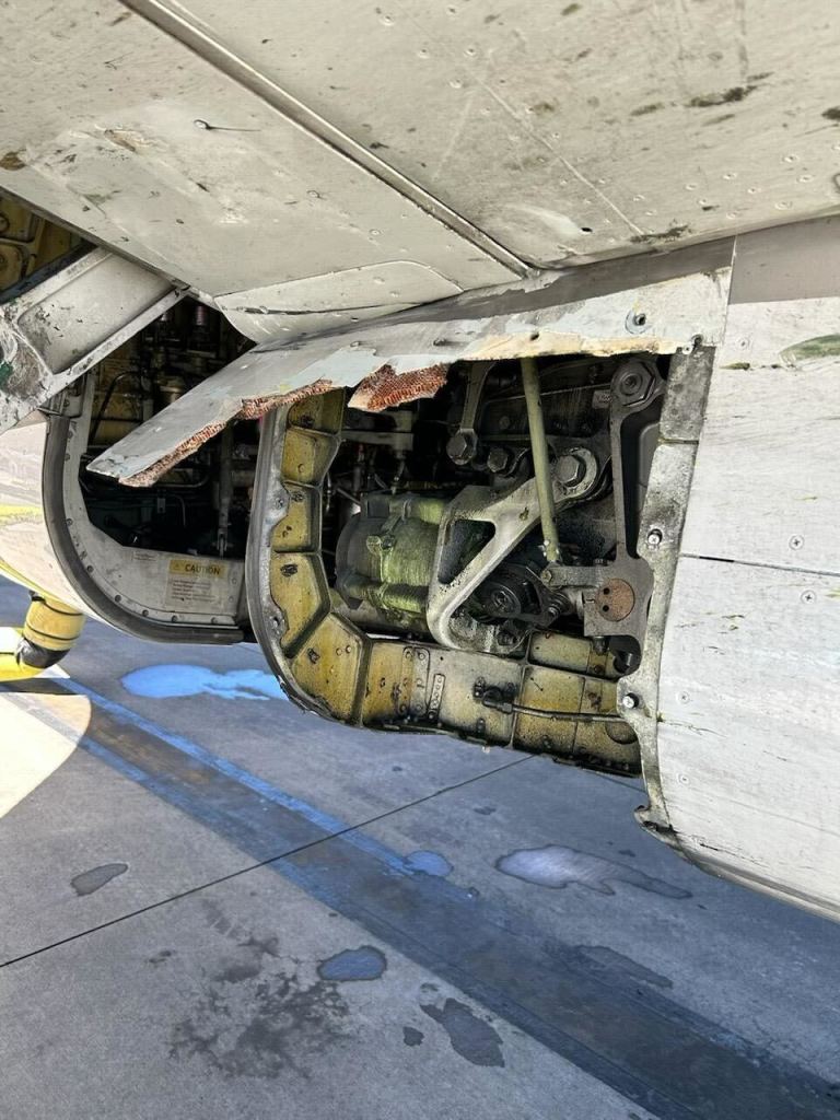 Missing panel on Boeing 737-800